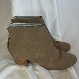 Kenneth Cole Reaction Beige/Tan suede Pilage ankle Booties heel Tassel Zip Sz 7